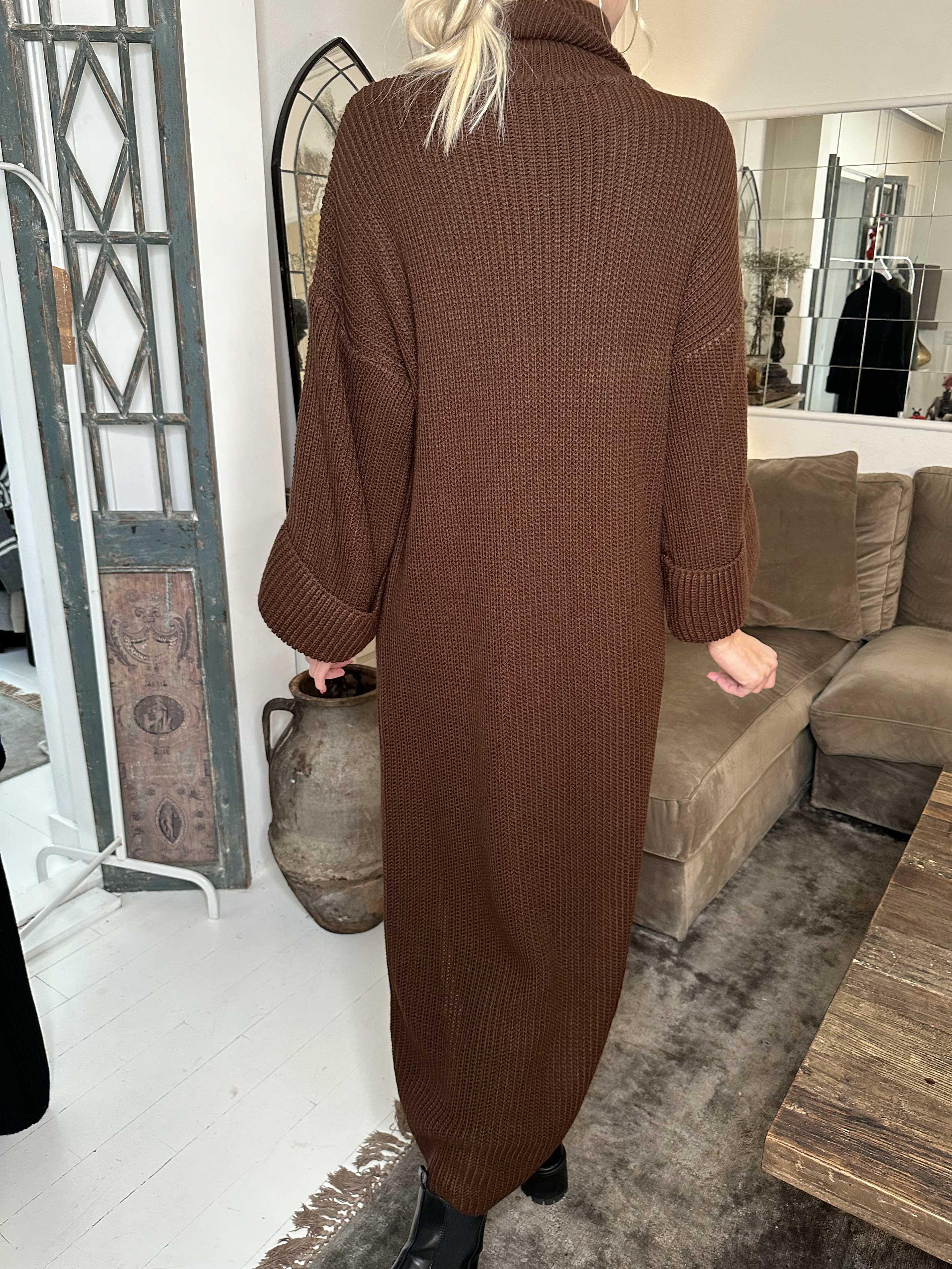 Alba - Lång stickad klänning med hög hals och hög slits framtill